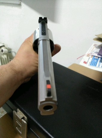 Vendo mi revólver
Esta en perfectisimo estado
Calibre 357 mag
Es un 686 6 plus Inox con tambor de 7 disparos 80