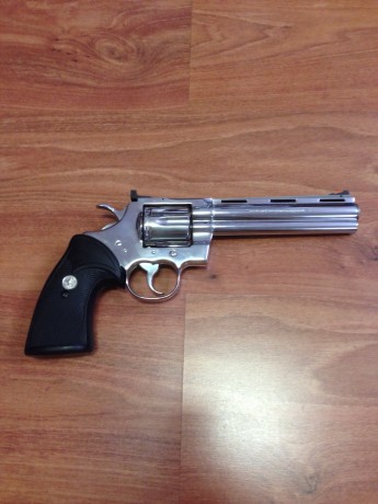 Se vende este fantástico Revolver.

Se trata de un Colt Python de 6", (38 spcl / 357) , de sobra 01