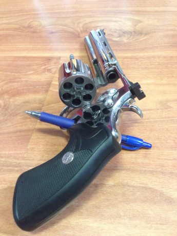 Se vende este fantástico Revolver.

Se trata de un Colt Python de 6", (38 spcl / 357) , de sobra 12