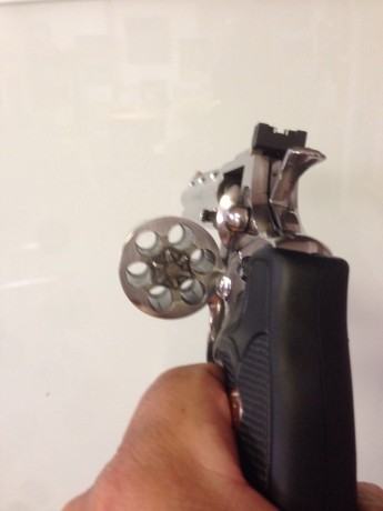 Se vende este fantástico Revolver.

Se trata de un Colt Python de 6", (38 spcl / 357) , de sobra 11