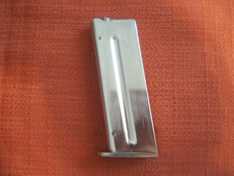 Vendo cargador para la pistola Astra CUB del calibre 22 corto
nuevo a estrenar

precio 50 euros con envio 01