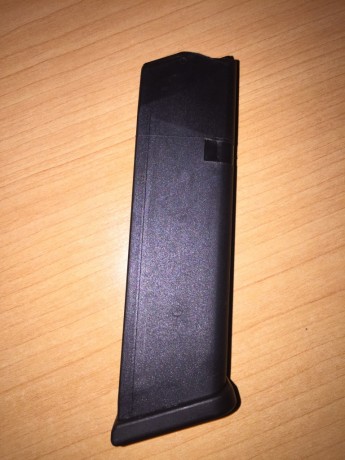 Se VENDE cargador para pistolas Glock 22 (también válido para Glock 23 y Glock 27, sobresaliendo por debajo 00