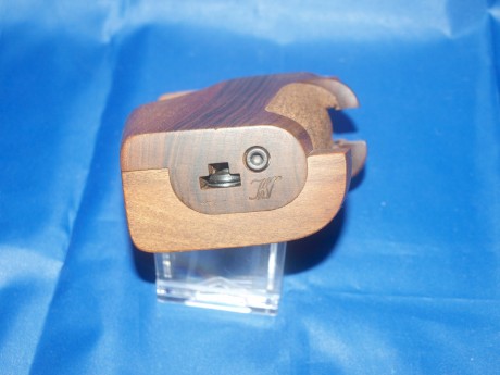Cacha zurda de buen nogal, nueva a estrenar, marca NILL,
medida M/L vendo por 75 €uro mas gastos de correo.
Comprada 00