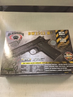 Vendo mi pistola por exceso de cupo en mi armario, la pistola la compre hace 6 meses en la web https://www.armasdecoleccion.com/blackwater-45mm-bw1911-full-metal-blow-back-p-2587.html
 02
