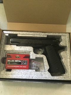 Vendo mi pistola por exceso de cupo en mi armario, la pistola la compre hace 6 meses en la web https://www.armasdecoleccion.com/blackwater-45mm-bw1911-full-metal-blow-back-p-2587.html
 01