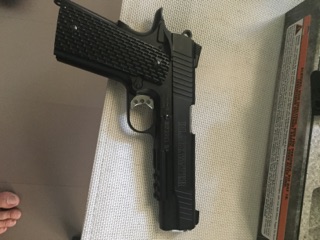 Vendo mi pistola por exceso de cupo en mi armario, la pistola la compre hace 6 meses en la web https://www.armasdecoleccion.com/blackwater-45mm-bw1911-full-metal-blow-back-p-2587.html
 10