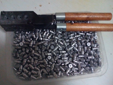 Actualmente hago unas puntas del 9 Para de 124 grains dureza 14 BHN que pegan que te cagas

Estas teóricamente 00