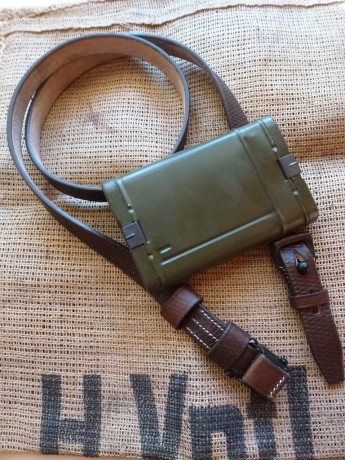 Hola!!
Vendo lote compuesto por:
-Réplica en cuero del fusil mauser alemán KAR 98 en perfecto estado y 02