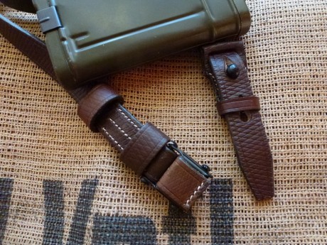 Hola!!
Vendo lote compuesto por:
-Réplica en cuero del fusil mauser alemán KAR 98 en perfecto estado y 00