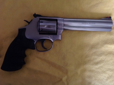 Vendo en perfecto estado este magnifico six shoots, comprado nuevo en 2011, y con muy pocos disparos, 01
