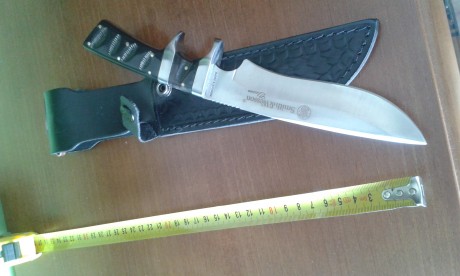 Vendo este bonito cuchillo de la marca Smith & Wesson con asta de búfalo. COMPLETAMENTE NUEVO .. siempre 00