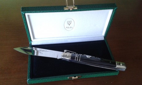 Magnifica navaja MUELA con asta de toro y alpaca, viene en su estuche original. Completamente nueva.

Precio: 02