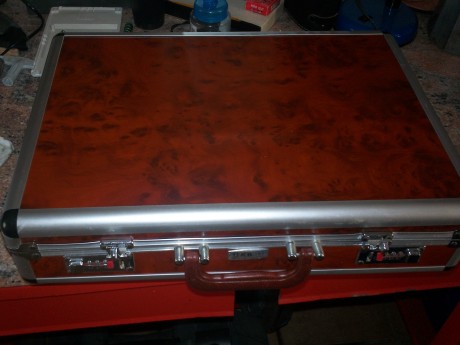 vendo  maletin para armas cortas en perfecto estado, interior forrado de espuma acustica para proteger 02