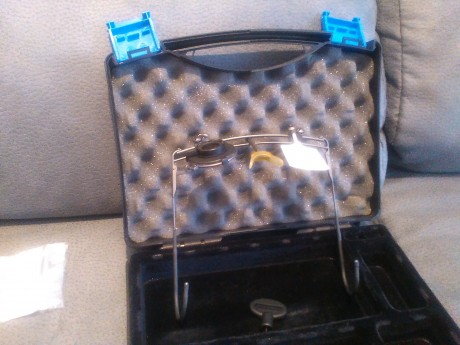   Vendo gafas de tiro knoblock con diafragma, maletín de transporte y llave de origen. Su precio 120 euros 02