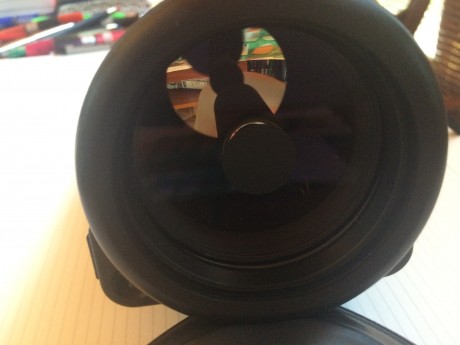 Monocular Zeiss supercompacto Catadrióptrico, motorizado a pilas. Tiene dos botones para el enfoque y 02