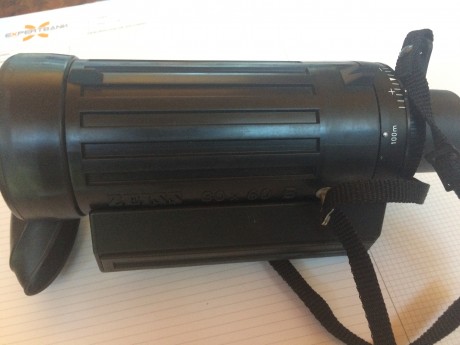 Monocular Zeiss supercompacto Catadrióptrico, motorizado a pilas. Tiene dos botones para el enfoque y 01