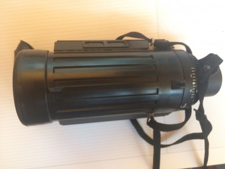 Monocular Zeiss supercompacto Catadrióptrico, motorizado a pilas. Tiene dos botones para el enfoque y 00