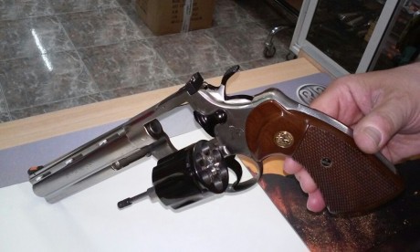 Buenas a todos, un amigo me ha pedido que le venda el suyo.

Es un Colt Python de 6" 38 Special/357 02