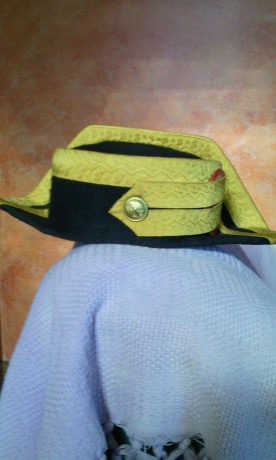 Un amigo vende tres prendas del uniforme de Guardia Civil de su bisabuelo. El lote está compuesto por 02