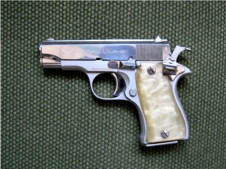 SE VENDE PISTOLA "STAR", mod. "DK", cal. 9 CORTO, Nickelada original de fábrica, en 01