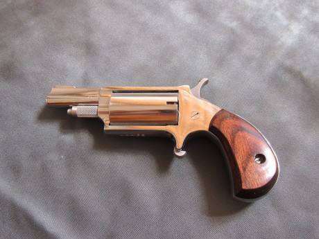 Vendo revolver NAA en perfecto estado de funcionamiento. Tiene acabado pulido. Solo se ha usado en contadas 02