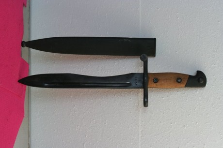 He comprado esta bayoneta mod 1941 pero no se si es original las cachas y el fosfatado, puede ser algún 62