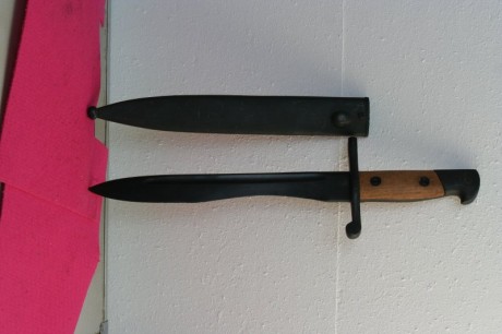 He comprado esta bayoneta mod 1941 pero no se si es original las cachas y el fosfatado, puede ser algún 61