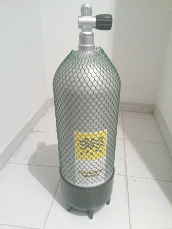 Pongo a la venta botella de 15 litros de 230 bar, adquirida nueva, en perfecto estado y solo utilizada 10