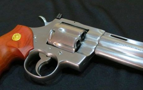 Vendo Colt Python Inox 357 magnum con cañon de 6 pulgadas,esta en excelente estado tanto estetica como 02