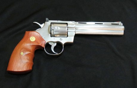 Vendo Colt Python Inox 357 magnum con cañon de 6 pulgadas,esta en excelente estado tanto estetica como 01
