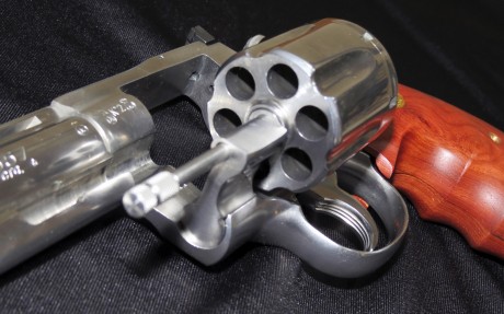 Vendo Colt Python Inox 357 magnum con cañon de 6 pulgadas,esta en excelente estado tanto estetica como 12