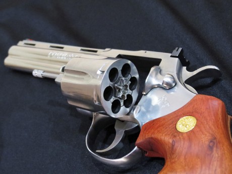 Vendo Colt Python Inox 357 magnum con cañon de 6 pulgadas,esta en excelente estado tanto estetica como 11