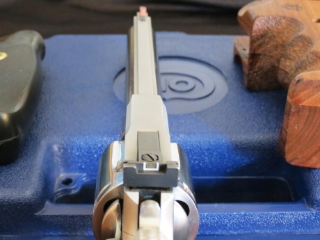Vendo Colt Python Inox 357 magnum con cañon de 6 pulgadas,esta en excelente estado tanto estetica como 22