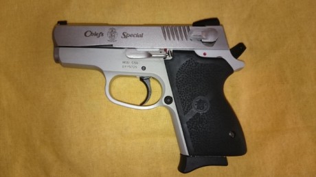 Hola, vendo esta pistola SW cs9 chief special del 9mm parabellum, esta guiada en F, tiene pocos tiros 01