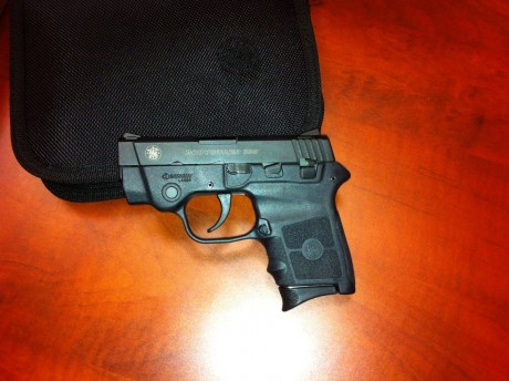 Vendo o Cambio Smith and Wesson Bodyguard calibre 380AUTO con dos cargadores. Esta nueva, muy poco uso. 02