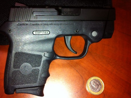 Vendo o Cambio Smith and Wesson Bodyguard calibre 380AUTO con dos cargadores. Esta nueva, muy poco uso. 01