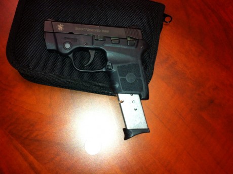 Vendo o Cambio Smith and Wesson Bodyguard calibre 380AUTO con dos cargadores. Esta nueva, muy poco uso. 00