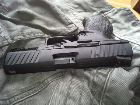 Vendo o cambio,de nuevo, pistola Walther mod. PPQ del 22lr, con dos cargadores, libro, herramientas todo 22