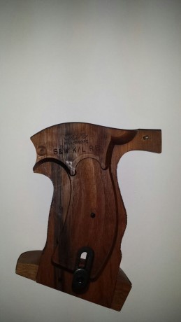 Hola a todos.
Pongo a la venta cachas anatómicas de revólver S&W .
Marca K Nill , armazón K/L  culo 00