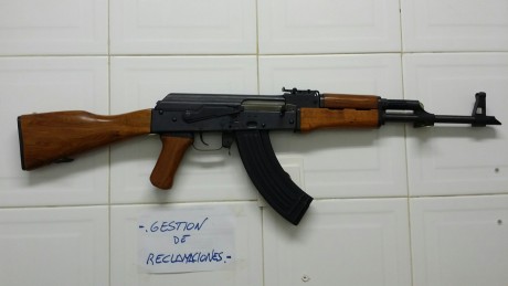 Hola.

Pongo a la venta lo que creo que es una rareza: un AK-47 cybergun de co2 para ballines de acero 02