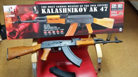 Hola.

Pongo a la venta lo que creo que es una rareza: un AK-47 cybergun de co2 para ballines de acero 01
