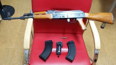 Hola.

Pongo a la venta lo que creo que es una rareza: un AK-47 cybergun de co2 para ballines de acero 12