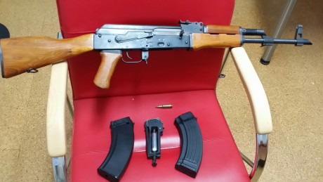 Hola.

Pongo a la venta lo que creo que es una rareza: un AK-47 cybergun de co2 para ballines de acero 11