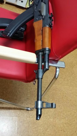 Hola.

Pongo a la venta lo que creo que es una rareza: un AK-47 cybergun de co2 para ballines de acero 21