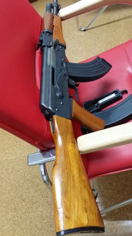 Hola.

Pongo a la venta lo que creo que es una rareza: un AK-47 cybergun de co2 para ballines de acero 20