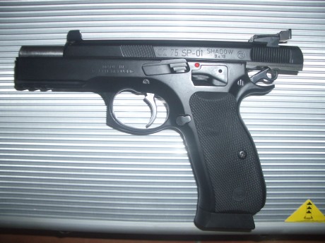 A la venta una Shadow en perfecto estado estético y funcional. Va con cuatro cargadores y un maletín de 01