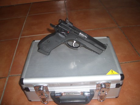 A la venta una Shadow en perfecto estado estético y funcional. Va con cuatro cargadores y un maletín de 00