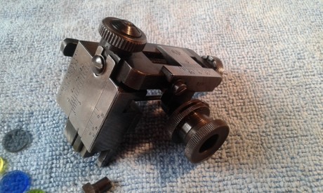 Hola
Vendo un diópter Alfred J. Parker, de Bisley Works, Birmingham.
El modelo es el T.Z. 3/53 (Twin Zero), 00