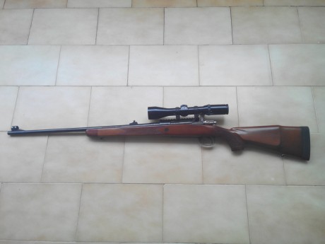 Un rifle Santa Barbará De Luxe, cal. 300wm, encamado en la acción, cañón flotante de 61cm., carril Weaver, 02