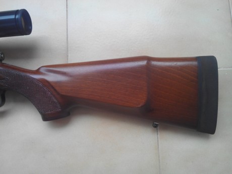 Un rifle Santa Barbará De Luxe, cal. 300wm, encamado en la acción, cañón flotante de 61cm., carril Weaver, 01